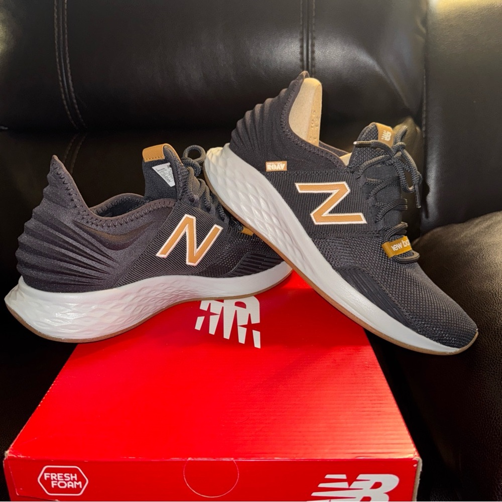 New Balance Mens Fresh Foam Roav V1 MROAVBK BLACK/Navy/yellow. Size 10 D